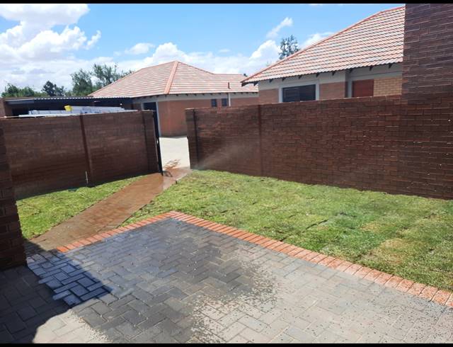 3 BEDROOM TOWNHOUSE TO LET IN LANGENHOVENPARK